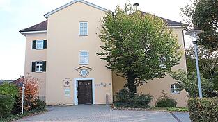Bei der Besichtigung des ehemaligen Caritas-Altenheims Schloss Furth brachte der Gemeinderat Anregungen zur m&ouml;glichen Nachnutzung ein.