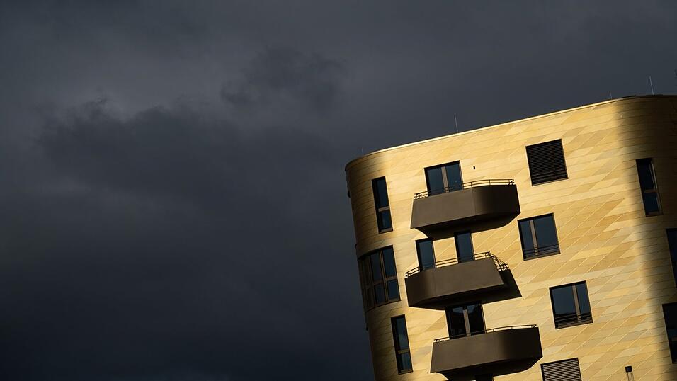 Die goldene Fassade eines Neubaus f&uuml;r Eigentumswohnungen im Mainzer Zollhafen.