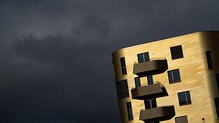 Die goldene Fassade eines Neubaus für Eigentumswohnungen im Mainzer Zollhafen. Die goldene Fassade eines Neubaus für Eigentumswohnungen im Mainzer Zollhafen.