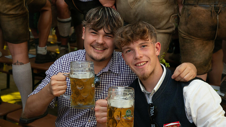 Die Partybilder vom Montag, 18. August, aus dem Festzelt Wenisch. Die Partybilder vom Montag, 18. August, aus dem Festzelt Wenisch.