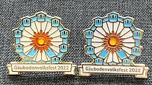 Auf dem Foto handelt es sich rechts um das Original. Links ist der gef&auml;lschte Pin zu sehen. Dessen Speicher sind zum Beispiel viel filigraner als beim Original-Sammlerpin des G&auml;ubodenvolksfestes.