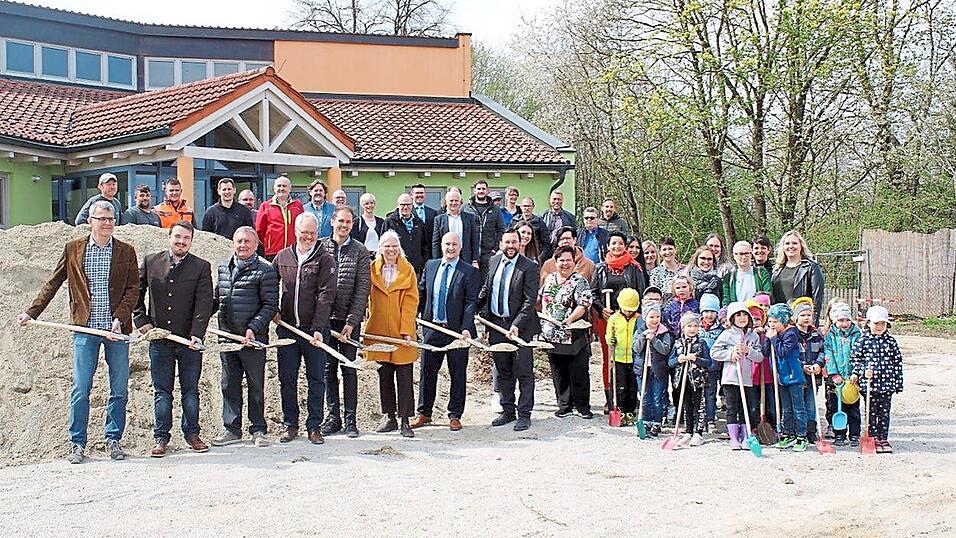 'Nun geht's endlich los': Mit dem obligatorischen Spatenstich war Startschuss f&uuml;r den Neubau des 'Baumhaus'-Kindergartens.