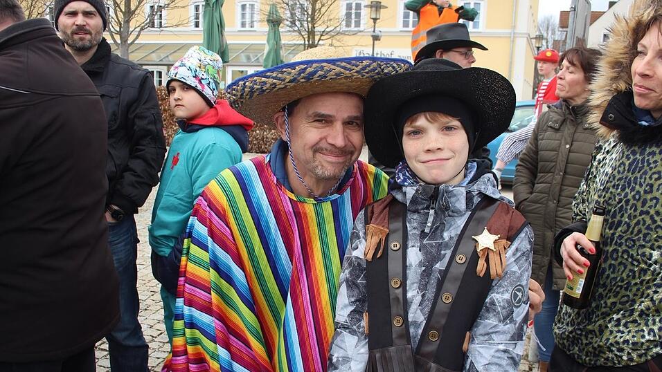 Viele Faschings-Fans haben sich am Samstag den Umzug in Langenbach angesehen. Viele Faschings-Fans haben sich am Samstag den Umzug in Langenbach angesehen.