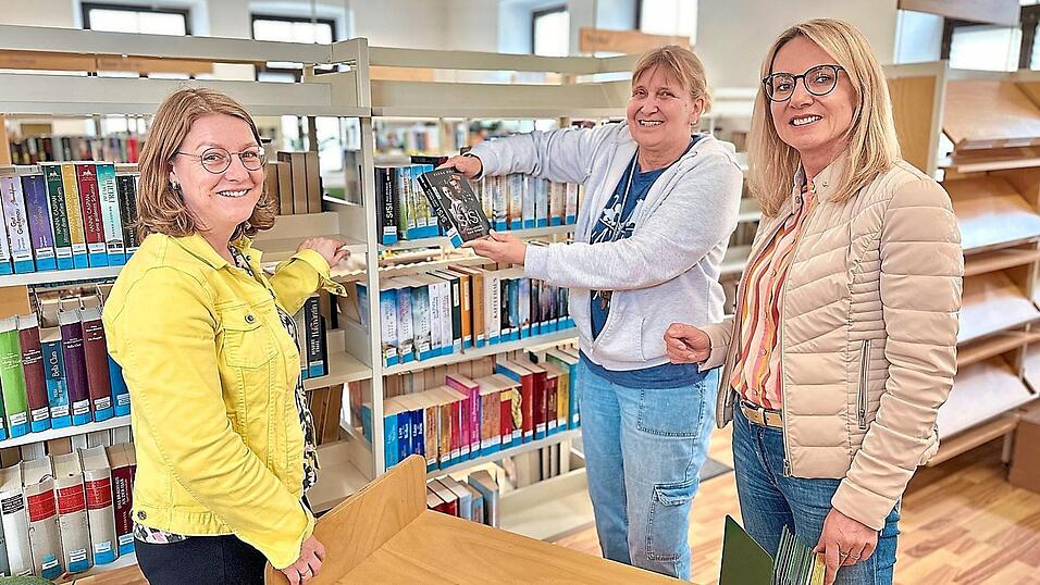 Managen den Umzug: Daniela Fuchsb&uuml;chler, Heidi Buhl und Kulturamtsleiterin Karin Stelzer (von links).