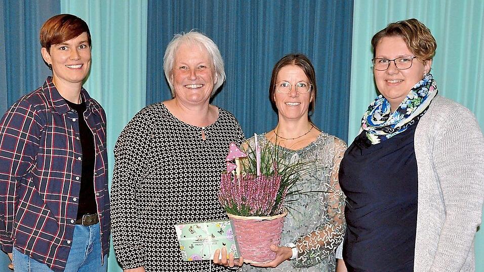 Das neue Spielzeugbasarteam Lisa-Marie Schindlbeck, die Gründerin des Spielzeugbasars Claudia Köglmeier, Regina Willer und Katharina Quaschner (v.l.). Das neue Spielzeugbasarteam Lisa-Marie Schindlbeck, die Gründerin des Spielzeugbasars Claudia Köglmeier, Regina Willer und Katharina Quaschner (v.l.).