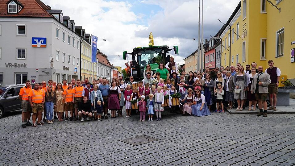 Das Brautpaar mit Gästen. Das Brautpaar mit Gästen.