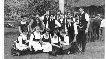 Im Jahre 1968 findet das erste Maibaumaufstellen statt.