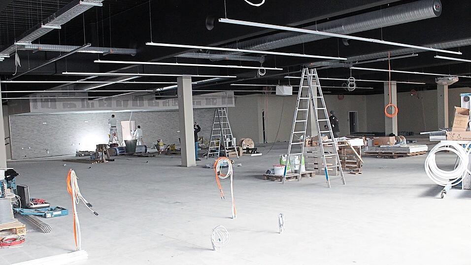 Noch ist der zukünftige Einkaufsmarkt im Inneren eine Baustelle. Noch ist der zukünftige Einkaufsmarkt im Inneren eine Baustelle.