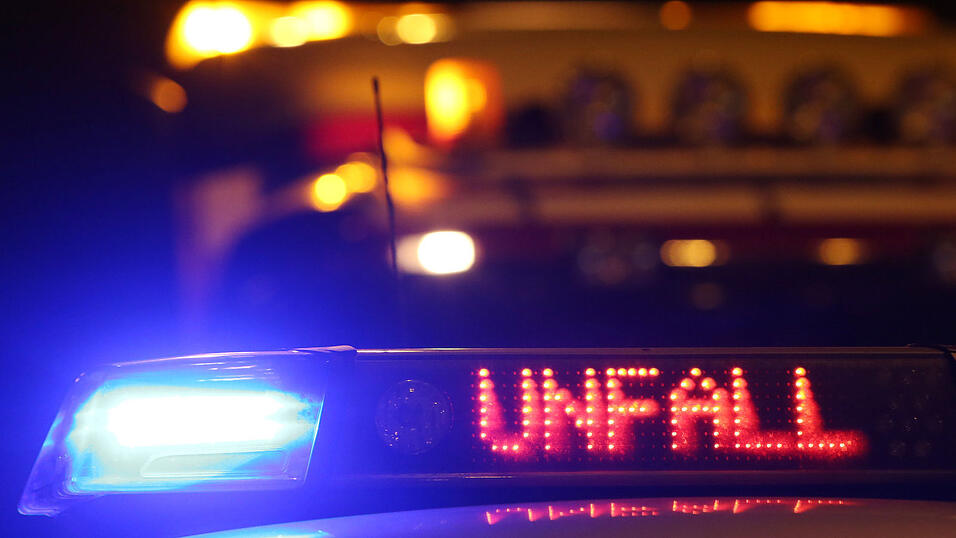 Ein 22-jähriger BMW-Fahrer ist auf der A93 bei Pentling auf einen Lastwagen aufgefahren. (Symbolbild) Ein 22-jähriger BMW-Fahrer ist auf der A93 bei Pentling auf einen Lastwagen aufgefahren. (Symbolbild)