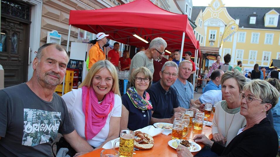 Viele Landshuter genossen ihren Freitagabend auf dem Bismarckplatzfest.