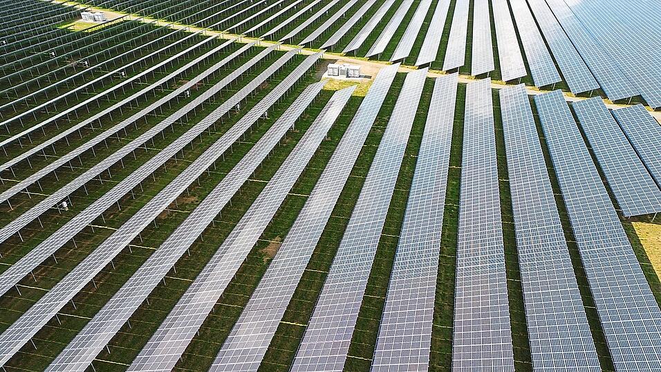 Auf drei Feldern an der B 20 bei Kugl und Straßhaus will ein Investor Freiflächenphotovoltaikanlagen mit einer Leistung von 11,4 Megawatt in der Spitze aufbauen. Auf drei Feldern an der B 20 bei Kugl und Straßhaus will ein Investor Freiflächenphotovoltaikanlagen mit einer Leistung von 11,4 Megawatt in der Spitze aufbauen.