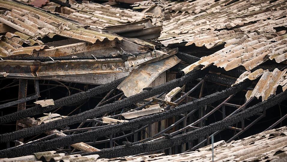 Bei dem Brand im Nachtclub im nordmazedonischen Kocani kamen insgesamt 63 Menschen ums Leben. 59 Opfer starben sofort, die übrigen erlagen später ihren schweren Brandverletzungen. Bei dem Brand im Nachtclub im nordmazedonischen Kocani kamen insgesamt 63 Menschen ums Leben. 59 Opfer starben sofort, die übrigen erlagen später ihren schweren Brandverletzungen.