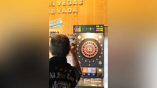 Zwei Meter und siebenunddrei&szlig;ig Zentimeter liegen zwischen Dart und Scheibe. Die Wurftechnik ist entscheidend f&uuml;r gleichbleibend gute Ergebnisse.