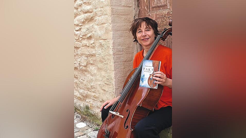 Angela Kreuz mit ihrem neuen Roman.