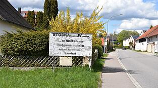 Die Schilder in Schambach sind nach &uuml;ber drei Jahren verblasst, der Protest jedoch nicht. Jetzt hat auch der Kreisausschuss einen Appell in Richtung der Regierung von Niederbayern gesandt, den geplanten Logistikpark bei Bachl einer Raumvertr&auml;glichkeitspr&uuml;fung zu unterziehen.