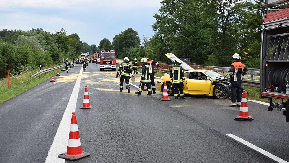 Auf der A93 bei Aiglsbach ist am Freitagmittag ein Ferrari in eine Leitplanke gekracht.