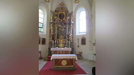 Blick ins Kircheninnere auf den Hochaltar