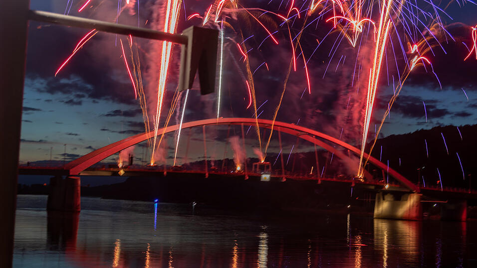 Bereits ab 20 Uhr stieg die Party beiderseits der Donau, um 22 Uhr dann begeisterte das feurige Spektakel auf der Donaubrücke die Gäste. Bereits ab 20 Uhr stieg die Party beiderseits der Donau, um 22 Uhr dann begeisterte das feurige Spektakel auf der Donaubrücke die Gäste.