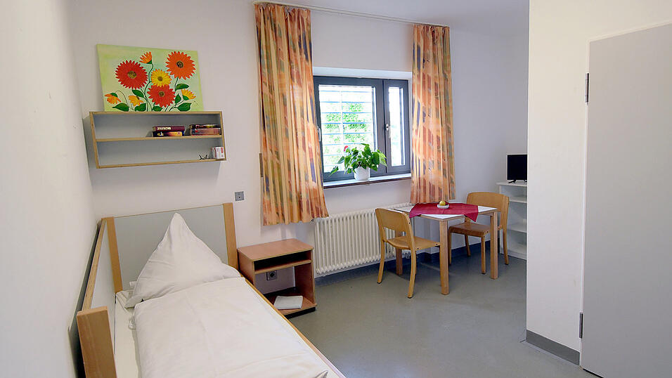 Eine Durchsuchung des Zimmers des entwichenen Patienten lässt laut Klinikleitung auf eine geplante Flucht schließen. Im Bild ist ein Beispielzimmer zu sehen.