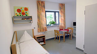 Eine Durchsuchung des Zimmers des entwichenen Patienten lässt laut Klinikleitung auf eine geplante Flucht schließen. Im Bild ist ein Beispielzimmer zu sehen.