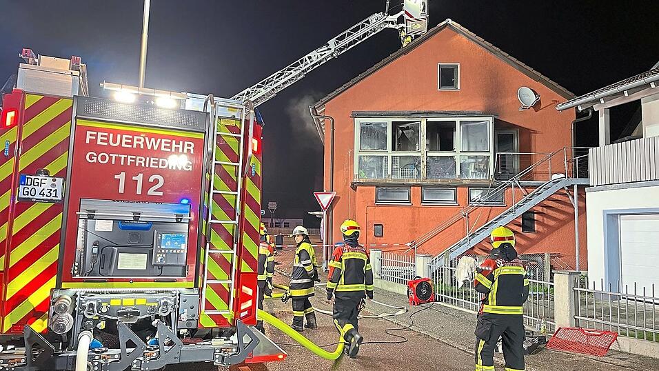 Mit der Drehleiter wurde im zweiten Einsatzabschnitt der Dachstuhl ge&ouml;ffnet und Glutnester dort bek&auml;mpft.
