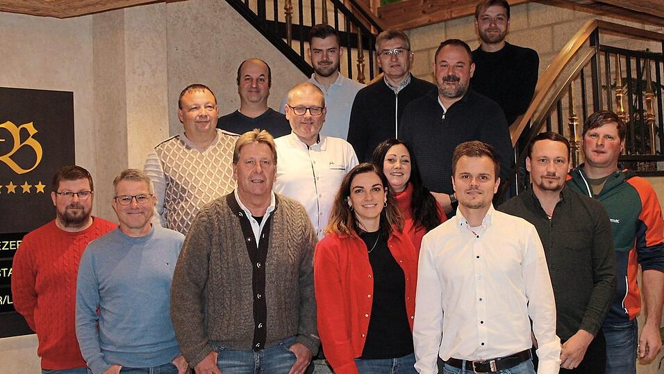 Diese 14 Bürger stellen sich am 8. März 2026 auf der Liste des Bürgerblocks zur Wahl für den Gemeinderat; erste Reihe von links: Matthias Raab, Manfred Eberl, Hubert Lauerer, Antonia Kussinger, Martin Freimuth (Listenführer), Matthias Wanninger, Josef Schönberger; zweite Reihe: Markus Schwägerl, Josef Weindl, Carina Engert; dritte Reihe: Alexander Griesbeck (Ersatzkandidat), Markus Multerer, Martin Stoiber, Matthias Mühlbauer, Stefan Buchinger.