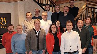 Diese 14 Bürger stellen sich am 8. März 2026 auf der Liste des Bürgerblocks zur Wahl für den Gemeinderat; erste Reihe von links: Matthias Raab, Manfred Eberl, Hubert Lauerer, Antonia Kussinger, Martin Freimuth (Listenführer), Matthias Wanninger, Josef Schönberger; zweite Reihe: Markus Schwägerl, Josef Weindl, Carina Engert; dritte Reihe: Alexander Griesbeck (Ersatzkandidat), Markus Multerer, Martin Stoiber, Matthias Mühlbauer, Stefan Buchinger.