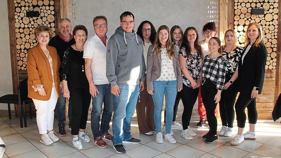 Christian Schmid (Fünfter von links) übernimmt im zweiten Jahr des Bestehens der Abteilung Musical und Showtanz den Vorsitz. Christian Schmid (Fünfter von links) übernimmt im zweiten Jahr des Bestehens der Abteilung Musical und Showtanz den Vorsitz.