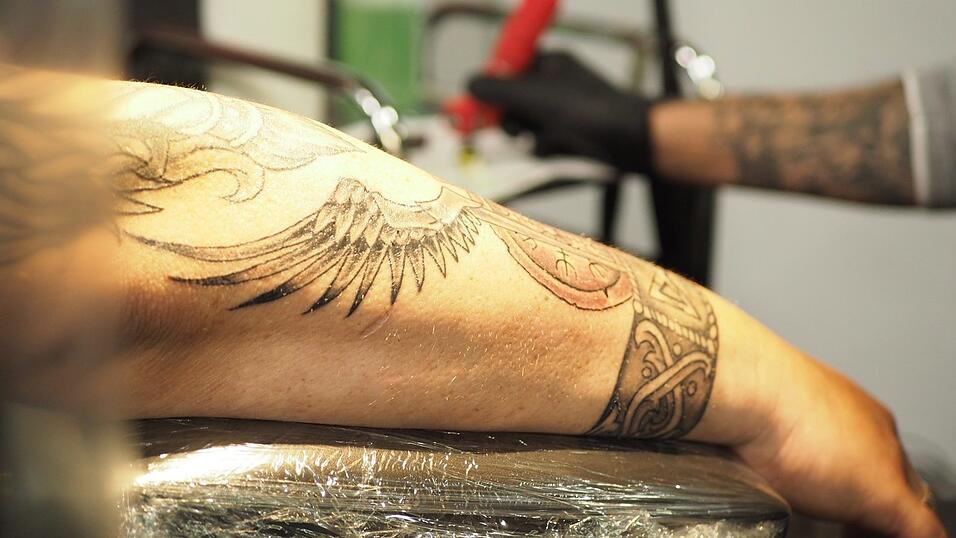 Rund 40 Aussteller und etwa 90 Tattoo-Künstler sind auf der Tattoo Convention in Straubing vertreten. Rund 40 Aussteller und etwa 90 Tattoo-Künstler sind auf der Tattoo Convention in Straubing vertreten.