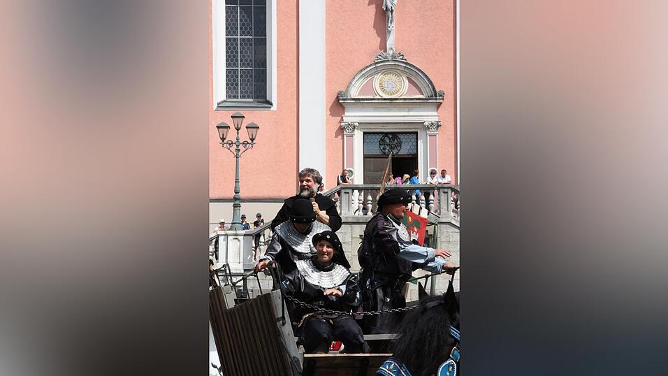 Die schönsten Augenblicke des historischen Drachenstich-Festzuges 2016. Die schönsten Augenblicke des historischen Drachenstich-Festzuges 2016.