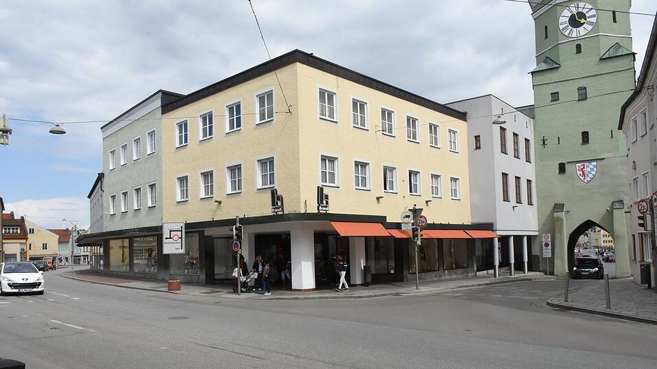Das 1803 gegr&uuml;ndete Modegesch&auml;ft Brandl ist eine Vilsbiburger Institution. Seit 1935 residiert 'der Brandl' neben dem Stadtturm