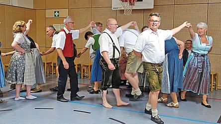 Der 'Auftanz', angef&uuml;hrt von den Tanzleitern Monika und Armin Weigl
