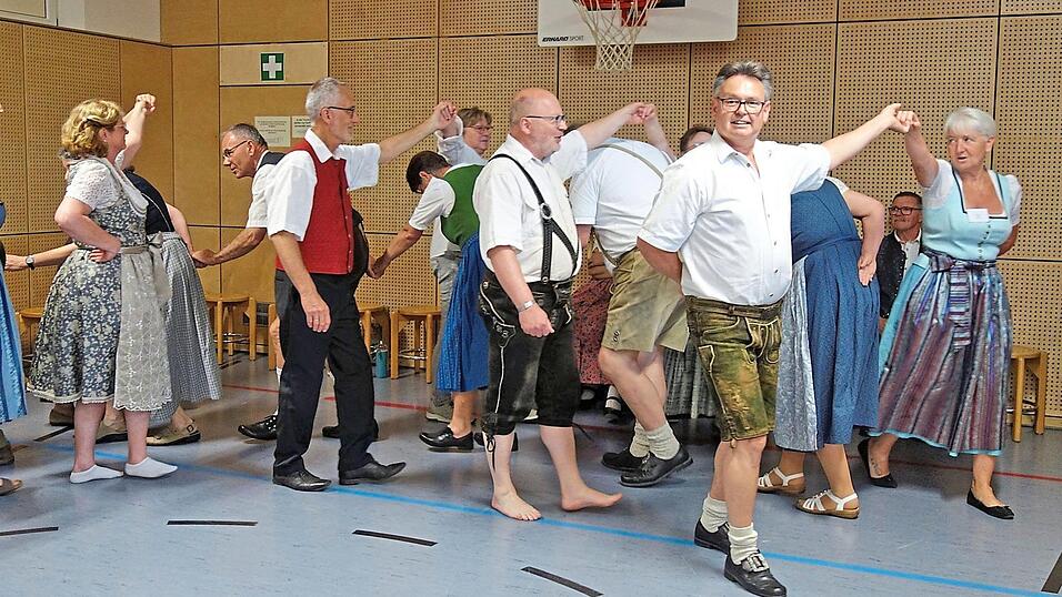 Der 'Auftanz', angef&uuml;hrt von den Tanzleitern Monika und Armin Weigl