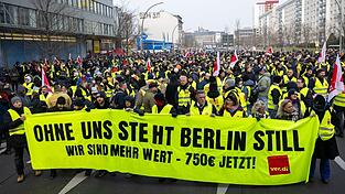 Mit Kundgebungen und Warnstreiks erhöht die Gewerkschaft den Druck auf die Arbeitgeber. (Archivbild)
