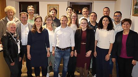 Alle 14 Kandidaten auf der Liste der Freien Wählerschaft wurden einstimmig gewählt. Mit auf dem Bild ist Staatssekretär Tobias Gotthardt sowie die amtierende Bürgermeisterin Irmgard Sauerer und ihre Stellvertreterin Olga Wanninger, die beide ausscheiden.