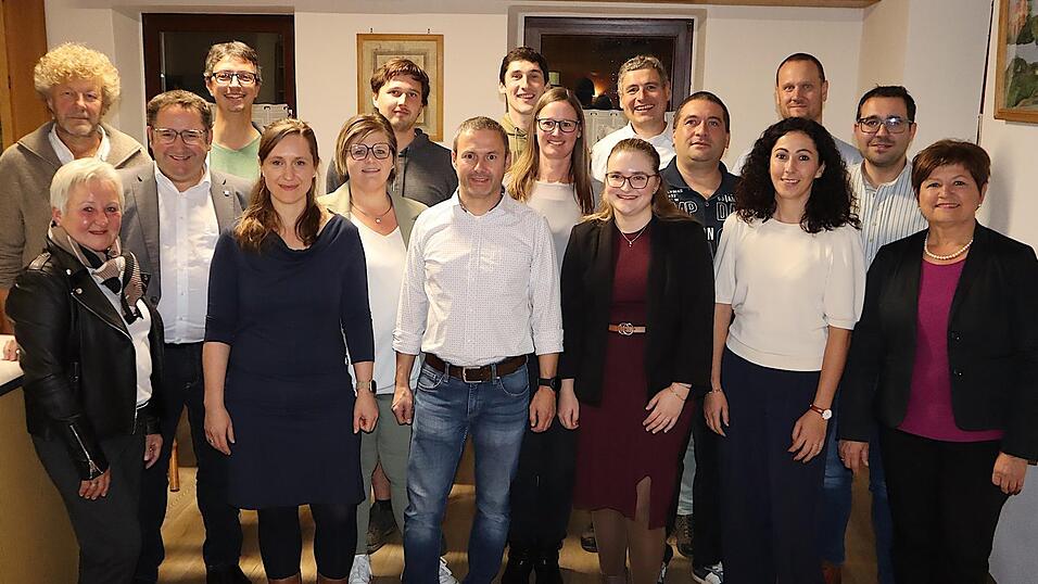 Alle 14 Kandidaten auf der Liste der Freien Wählerschaft wurden einstimmig gewählt. Mit auf dem Bild ist Staatssekretär Tobias Gotthardt sowie die amtierende Bürgermeisterin Irmgard Sauerer und ihre Stellvertreterin Olga Wanninger, die beide ausscheiden.