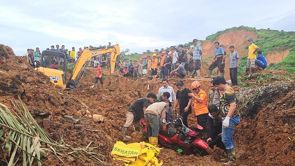 Rettungskräfte in Nordsumatra suchen nach Opfern.