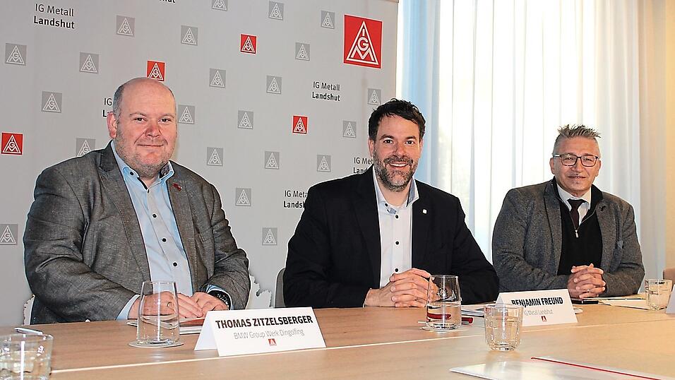 Thomas Zitzelsberger, Mitglied des Ortsvorstands der IG Metall Landshut und Vorsitzender der Vertrauensleute des BMW Group Werks Dingolfing, Benjamin Freund, Erster Bevollm&auml;chtigter und Kassier der IG Metall Landshut und Stefan Schmid, Mitglied des Ortsvorstands der IG Metall Landshut und Betriebsratsvorsitzender des BMW Group Werks Dingolfing (von links nach rechts).