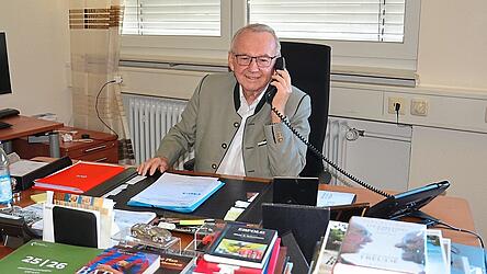 Wolfgang Gural am Schreibtisch im Chefb&uuml;ro seines Unternehmens in Abensberg, wo man den 81-J&auml;hrigen in Zukunft wohl &ouml;fters antreffen wird.