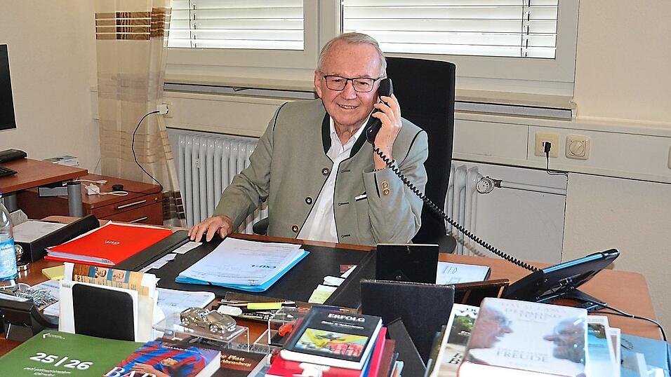 Wolfgang Gural am Schreibtisch im Chefb&uuml;ro seines Unternehmens in Abensberg, wo man den 81-J&auml;hrigen in Zukunft wohl &ouml;fters antreffen wird.