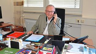 Wolfgang Gural am Schreibtisch im Chefb&uuml;ro seines Unternehmens in Abensberg, wo man den 81-J&auml;hrigen in Zukunft wohl &ouml;fters antreffen wird.