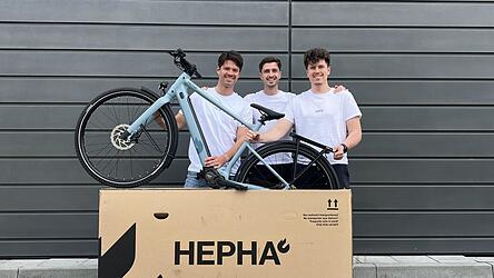 Die Gr&uuml;nder des Start-ups &bdquo;2Lock&ldquo; beim Auspacken eines der ersten E-Bikes, das mit ihrem Hightech-Schloss ausgestattet ist und es nun auf den Markt geschafft hat.