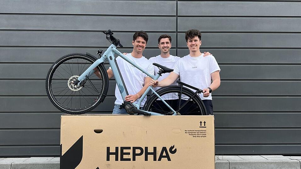 Die Gründer des Start-ups „2Lock“ beim Auspacken eines der ersten E-Bikes, das mit ihrem Hightech-Schloss ausgestattet ist und es nun auf den Markt geschafft hat. Die Gründer des Start-ups „2Lock“ beim Auspacken eines der ersten E-Bikes, das mit ihrem Hightech-Schloss ausgestattet ist und es nun auf den Markt geschafft hat.