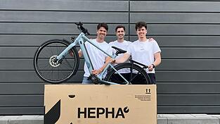 Die Gründer des Start-ups „2Lock“ beim Auspacken eines der ersten E-Bikes, das mit ihrem Hightech-Schloss ausgestattet ist und es nun auf den Markt geschafft hat. Die Gründer des Start-ups „2Lock“ beim Auspacken eines der ersten E-Bikes, das mit ihrem Hightech-Schloss ausgestattet ist und es nun auf den Markt geschafft hat.