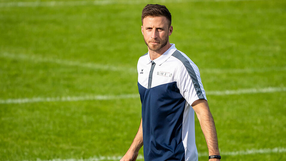 Trainer CB Cantwell und die Straubing Spiders haben in M&uuml;nchen den ersten Ausw&auml;rtssieg der neuen Saison eingefahren.