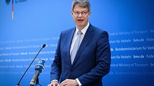 Der Bundesverkehrsminister sieht in der Absenkung der Luftverkehrssteuer einen Beitrag, den Standort Deutschland zu stärken. (Archivbild) Der Bundesverkehrsminister sieht in der Absenkung der Luftverkehrssteuer einen Beitrag, den Standort Deutschland zu stärken. (Archivbild)