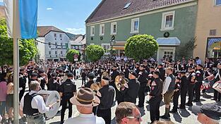 Viele Besucher verfolgten das Standkonzert am Alten Rathaus vor dem Bierzelteinzug. Viele Besucher verfolgten das Standkonzert am Alten Rathaus vor dem Bierzelteinzug.