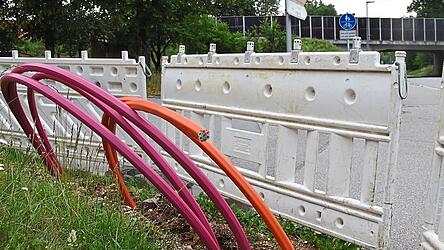 Bereits seit vergangenem Jahr sprießen die Glasfaseranschlüsse in der VG Mainburg sprichwörtlich aus dem Boden. Bis 2027 ist der Abschluss des aktuellen Ausbaus geplant. Bereits seit vergangenem Jahr sprießen die Glasfaseranschlüsse in der VG Mainburg sprichwörtlich aus dem Boden. Bis 2027 ist der Abschluss des aktuellen Ausbaus geplant.