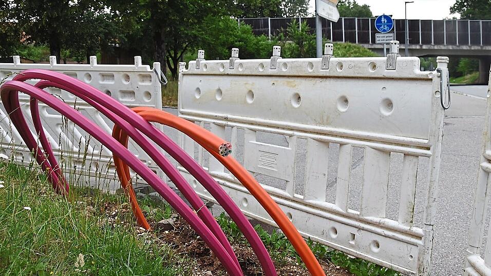 Bereits seit vergangenem Jahr sprießen die Glasfaseranschlüsse in der VG Mainburg sprichwörtlich aus dem Boden. Bis 2027 ist der Abschluss des aktuellen Ausbaus geplant. Bereits seit vergangenem Jahr sprießen die Glasfaseranschlüsse in der VG Mainburg sprichwörtlich aus dem Boden. Bis 2027 ist der Abschluss des aktuellen Ausbaus geplant.