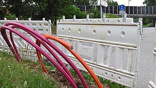 Bereits seit vergangenem Jahr sprie&szlig;en die Glasfaseranschl&uuml;sse in der VG Mainburg sprichw&ouml;rtlich aus dem Boden. Bis 2027 ist der Abschluss des aktuellen Ausbaus geplant.